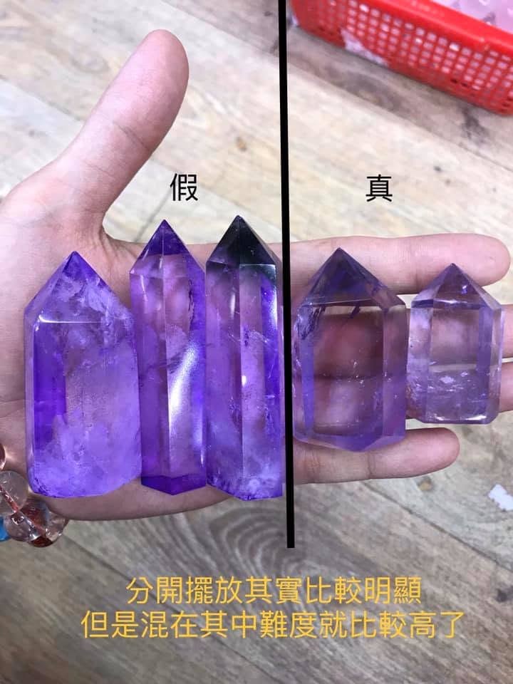 左邊三隻為電鍍仿品,右邊兩隻為天然紫晶柱