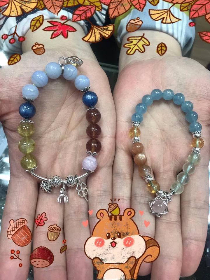 客人實戴照:雙手捧著兩條配好的手鍊
