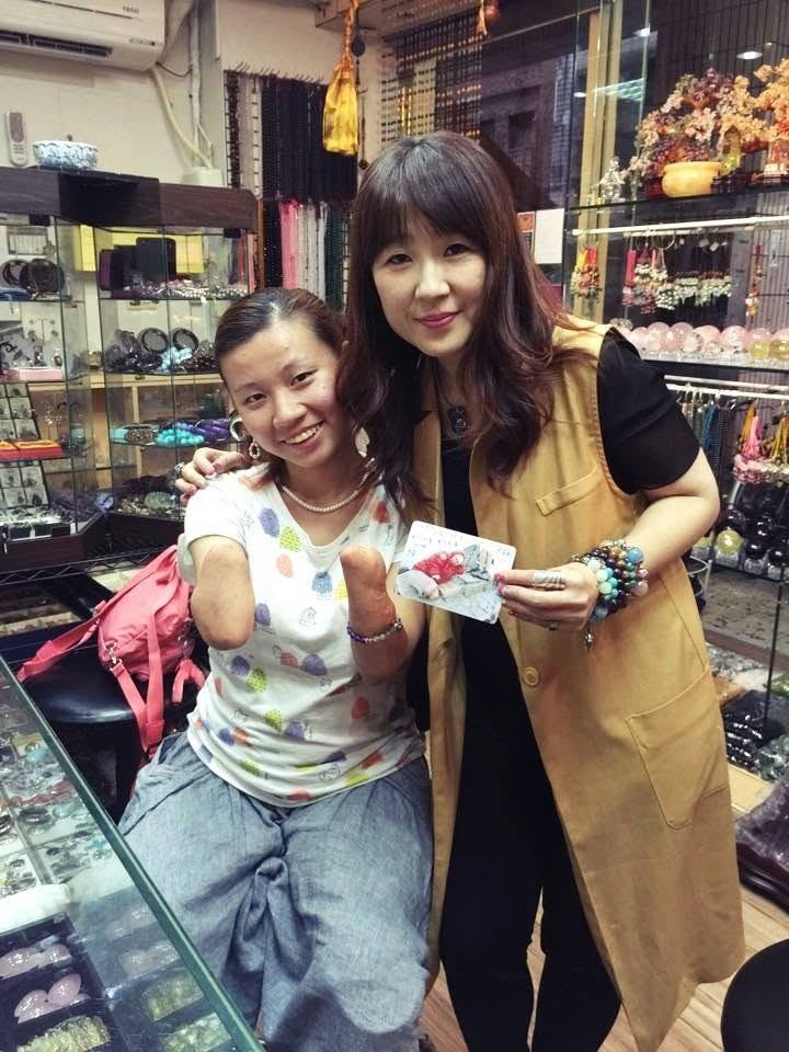 客人實戴照:郭韋齊與紋君老師在店內的合照