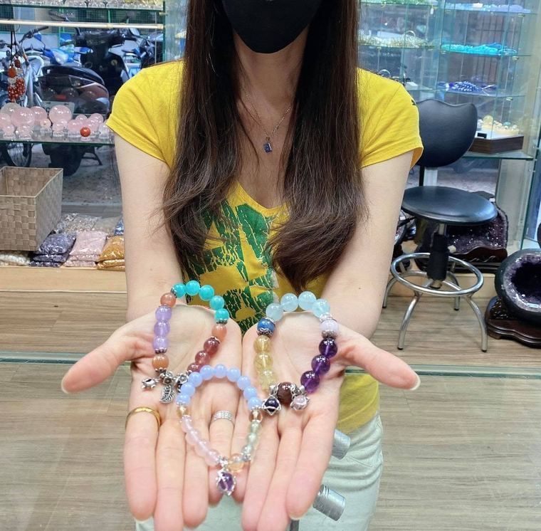 客人實戴照:客人在店裡捧著剛配好的手鍊