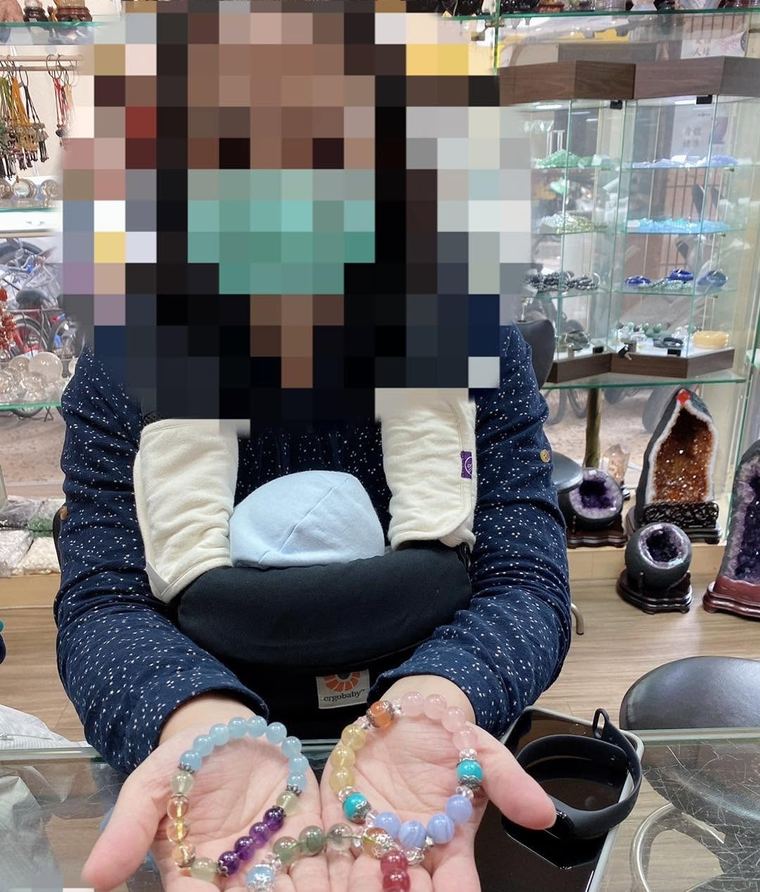 客人實戴照:客人捧著配好的手鍊,臉部已遮