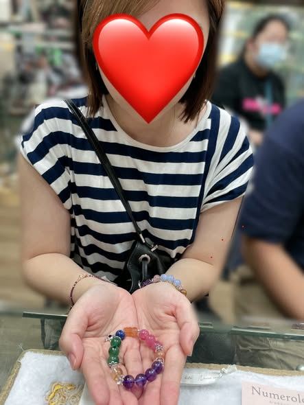 客人實戴照:雙手捧著配好的手鍊