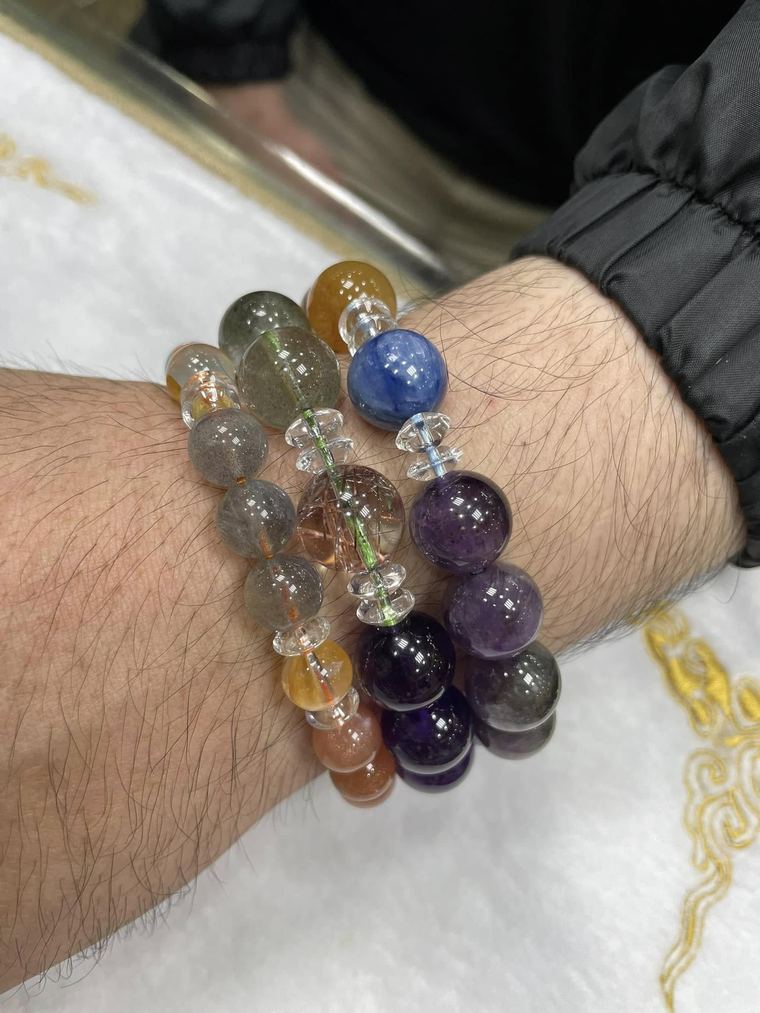 客人實戴照:手腕上戴著配好的手鍊