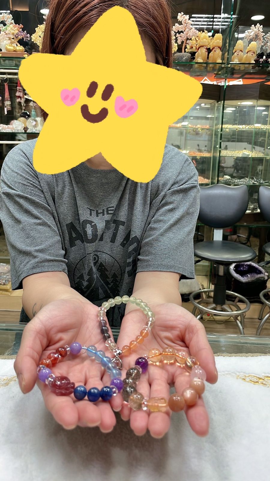 客人實戴照:雙手捧著配好的手鍊,人像已遮