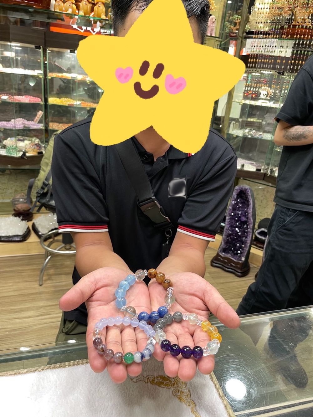 客人實戴照:雙手捧著配好的手鍊,人像已遮