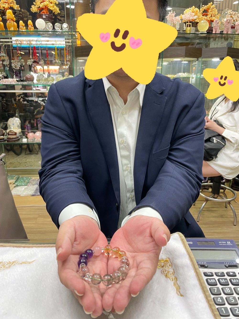 客人實戴照:雙手捧著配好的手鍊,人像已遮