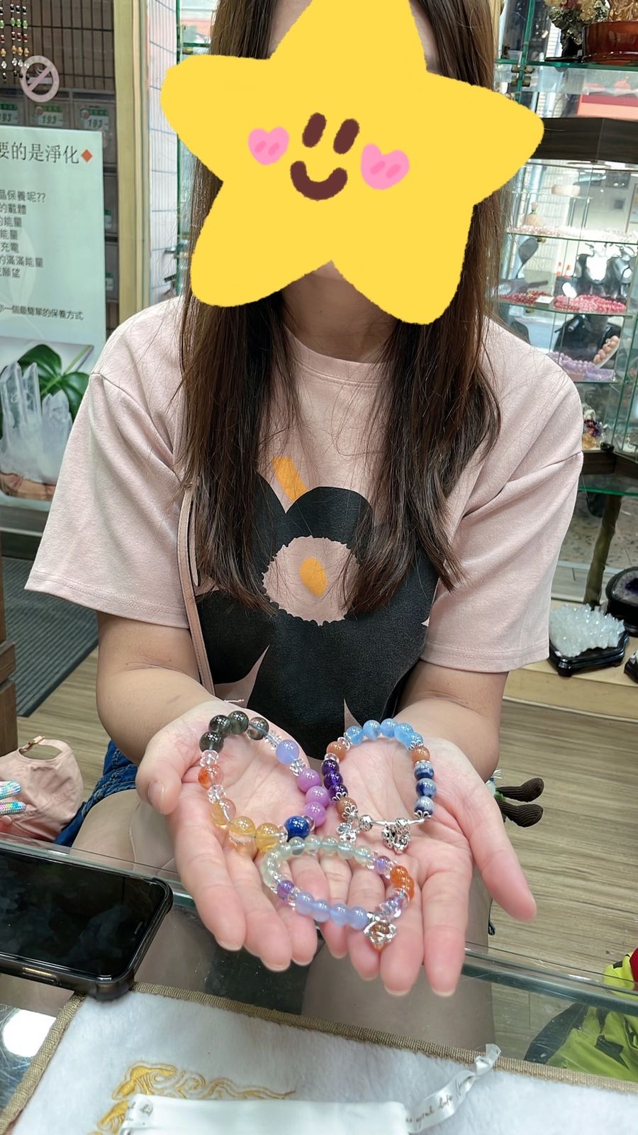 客人實戴照:雙手捧著配好的手鍊,人像已遮