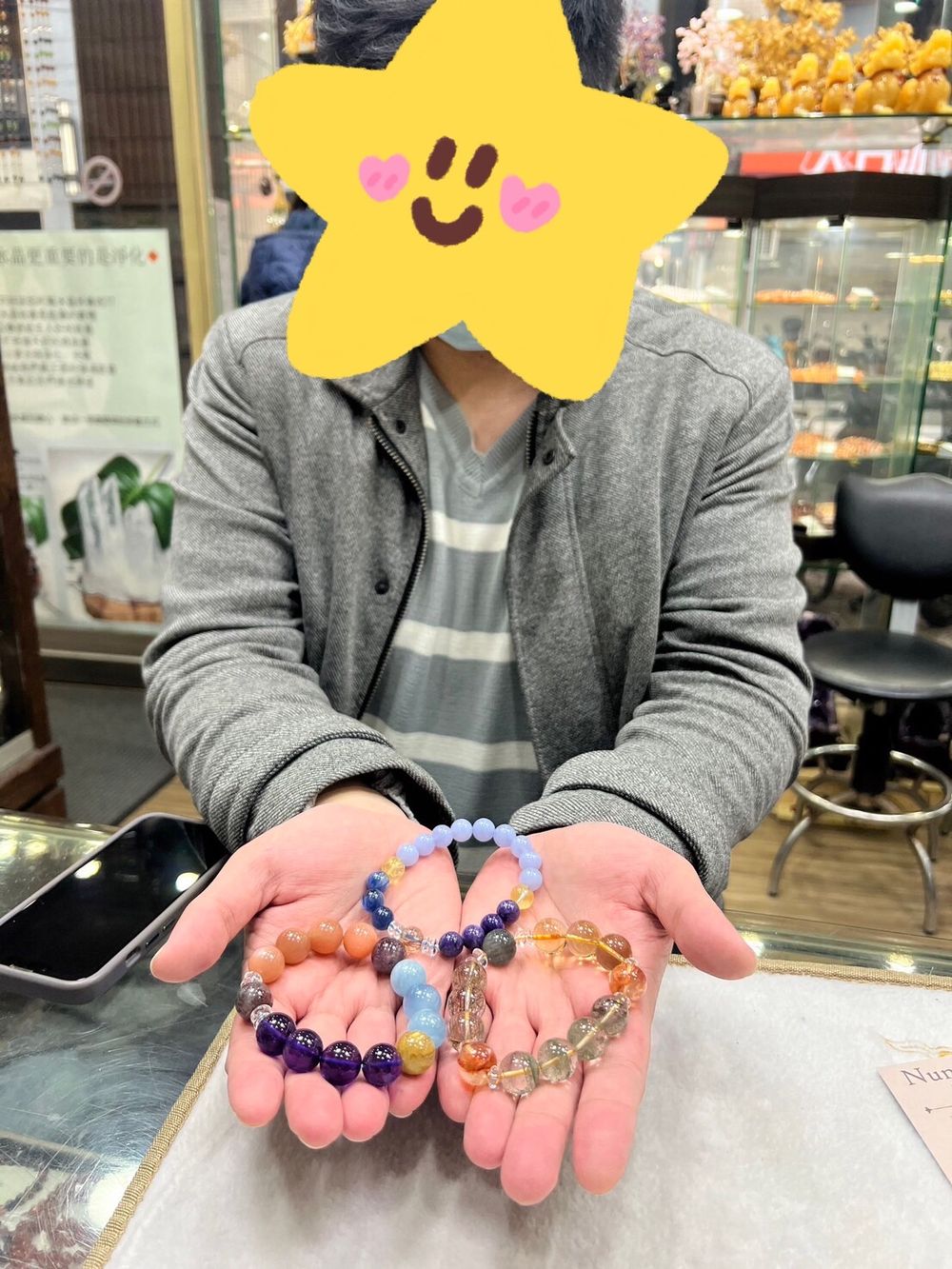 客人實戴照:雙手捧著配好的手鍊,人像已遮
