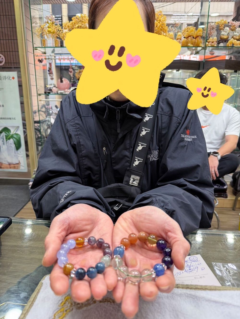 客人實戴照:雙手捧著配好的手鍊,人像已遮