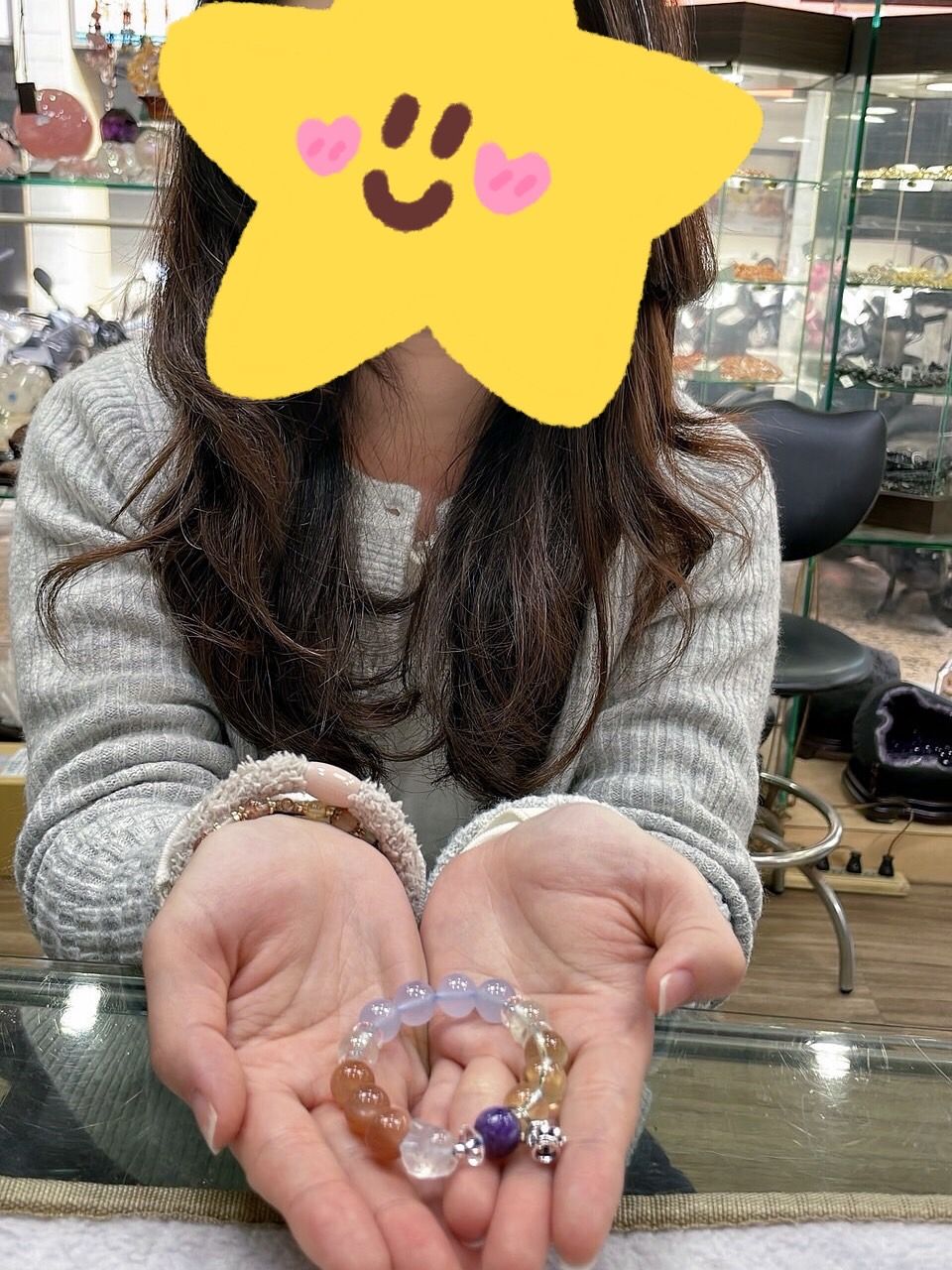 客人實戴照:雙手捧著配好的手鍊,人像已遮
