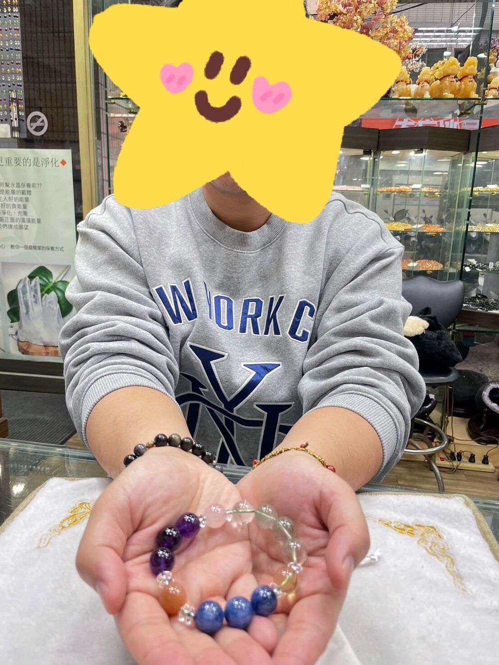 客人實戴照:雙手捧著配好的手鍊,人像已遮
