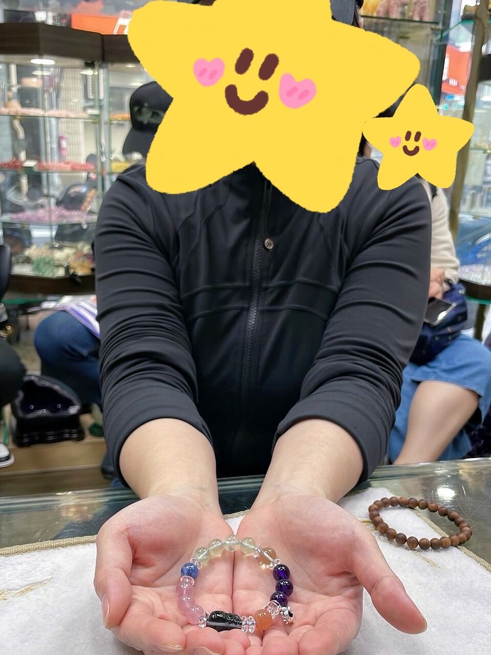 客人實戴照:雙手捧著配好的手鍊,人像已遮