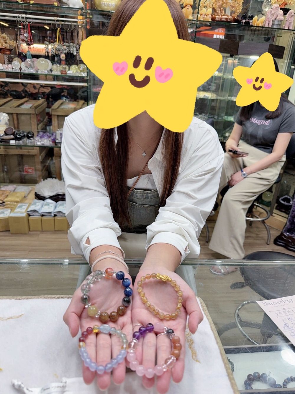 客人實戴照:雙手捧著配好的手鍊,人像已遮