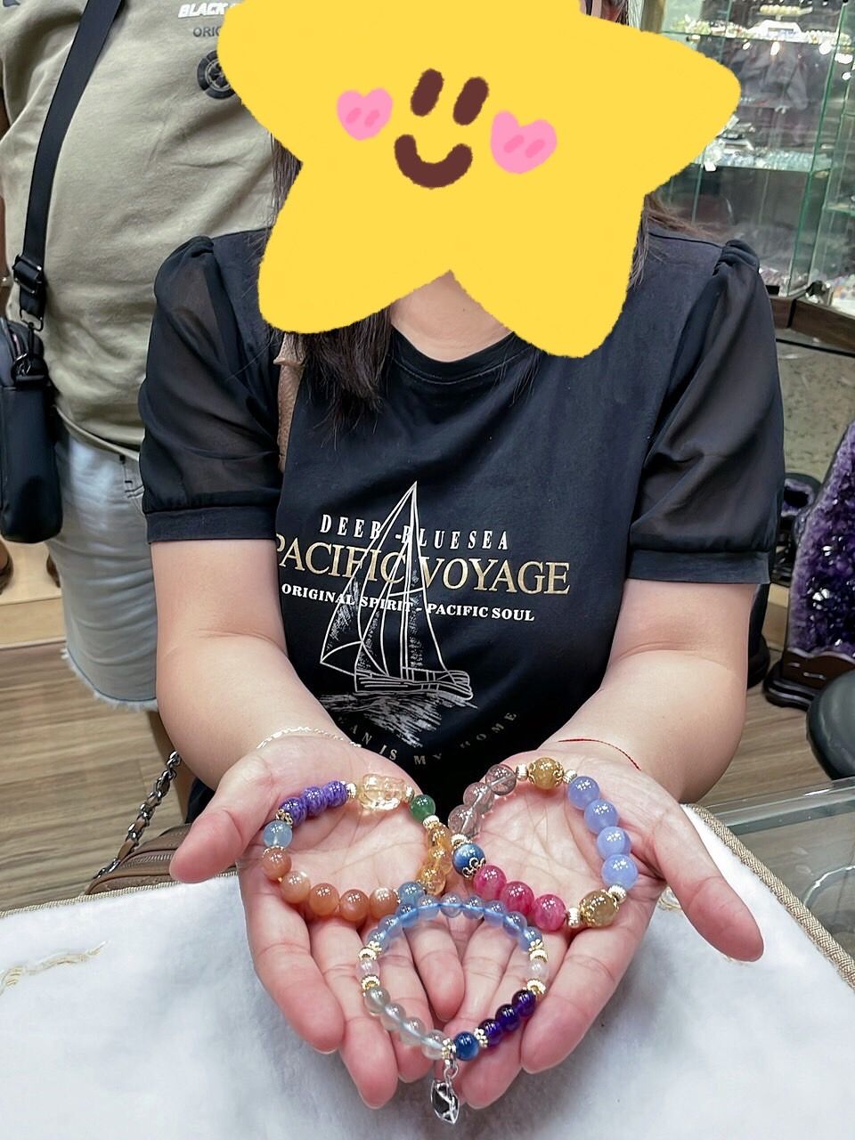 客人實戴照:雙手捧著配好的手鍊,人像已遮