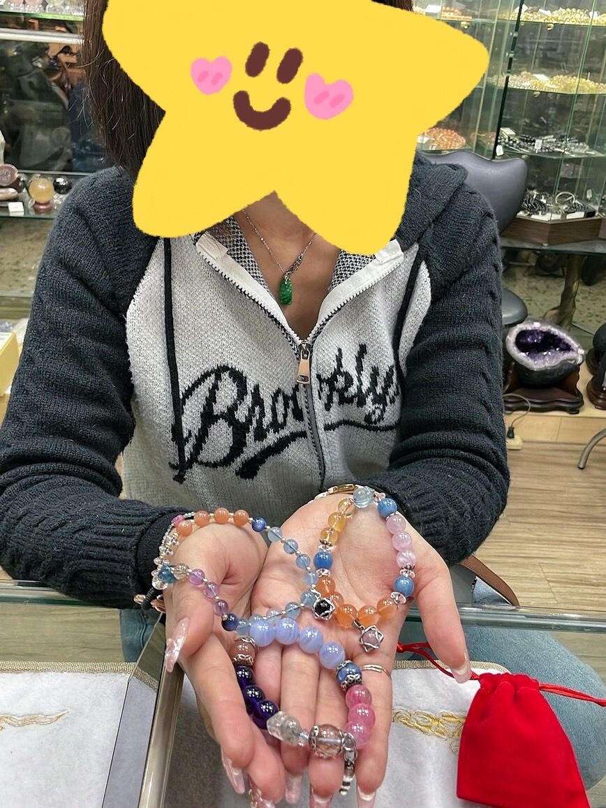 客人實戴照:雙手捧著配好的手鍊,人像已遮
